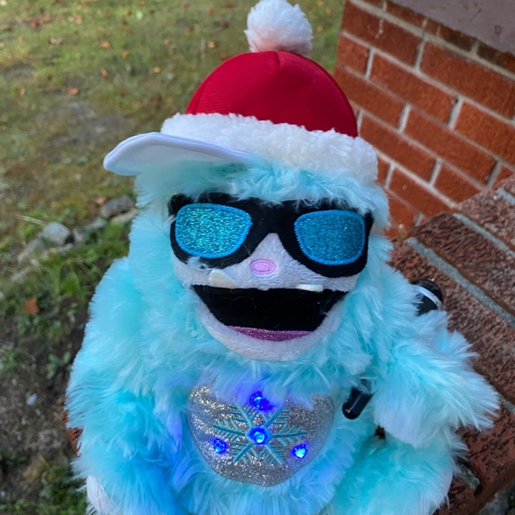 Dan Dee International Officially Licensed Light-up Yeti I Sing "Ice Ice Baby" - Picture 3 of 17